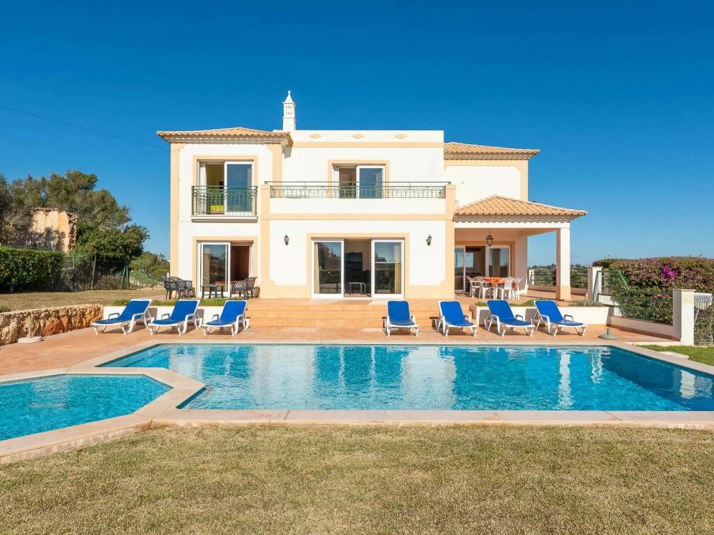 Spacious Holiday Home With Swimming Pool in the Village of Albufeira