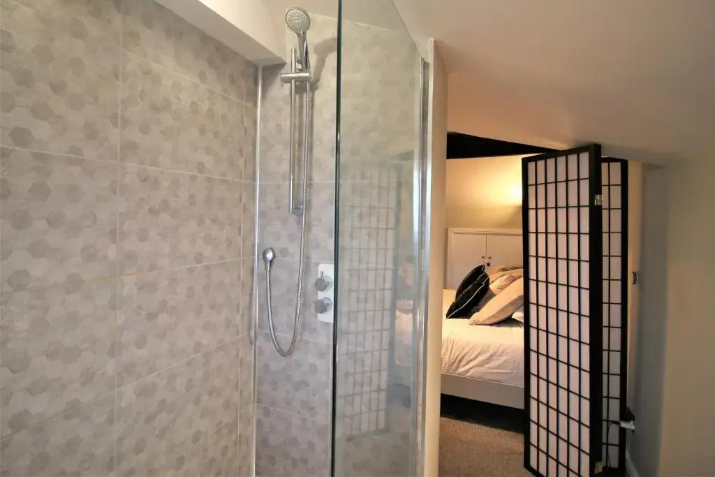 Stylish 3 Bedroom Loft Apartment - Free Parking - Fast WiFi - by PROPERTY PROMISE
