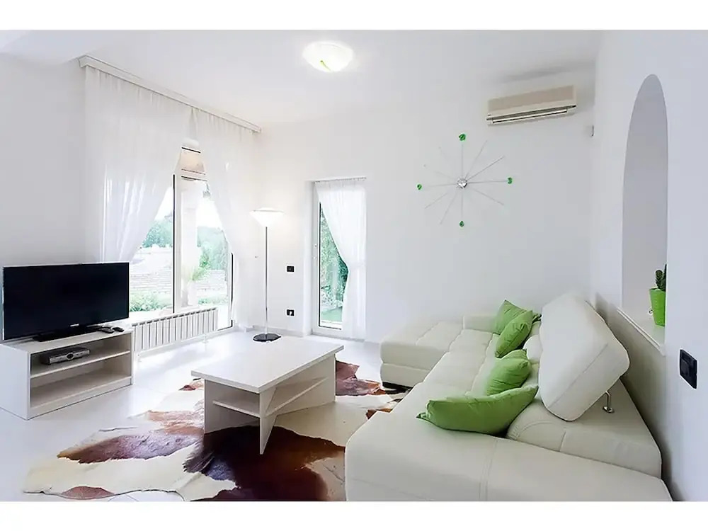 Apartment With Terrace And Pool In Medulin For 4 People Near The Sea