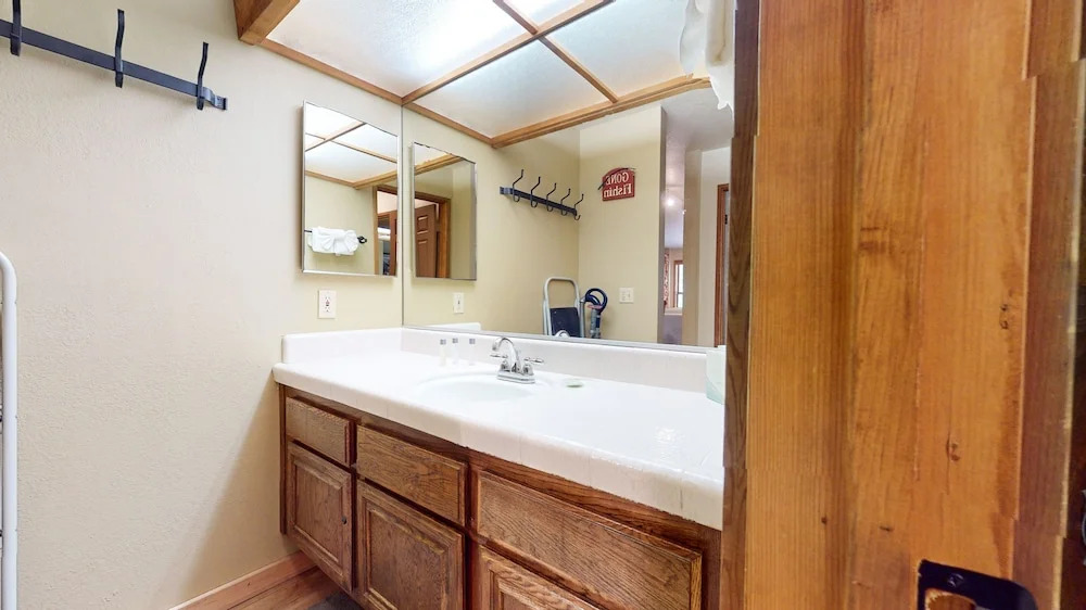 Inviting Mountain Retreat Steps From Ski Lifts!