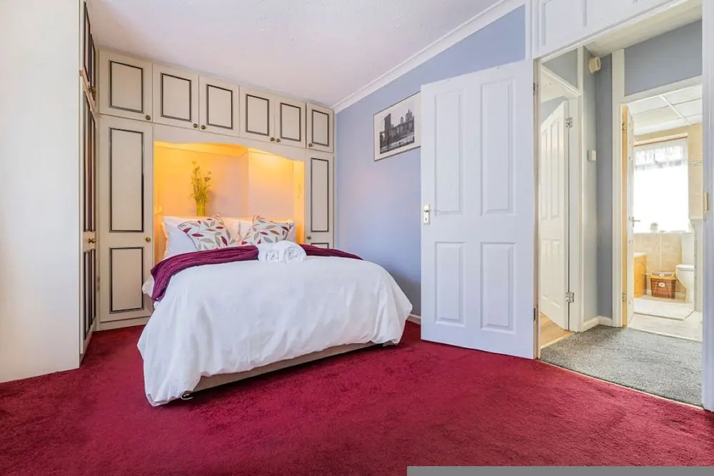 Spacious 2-br House Parking Garden Sleeps 4