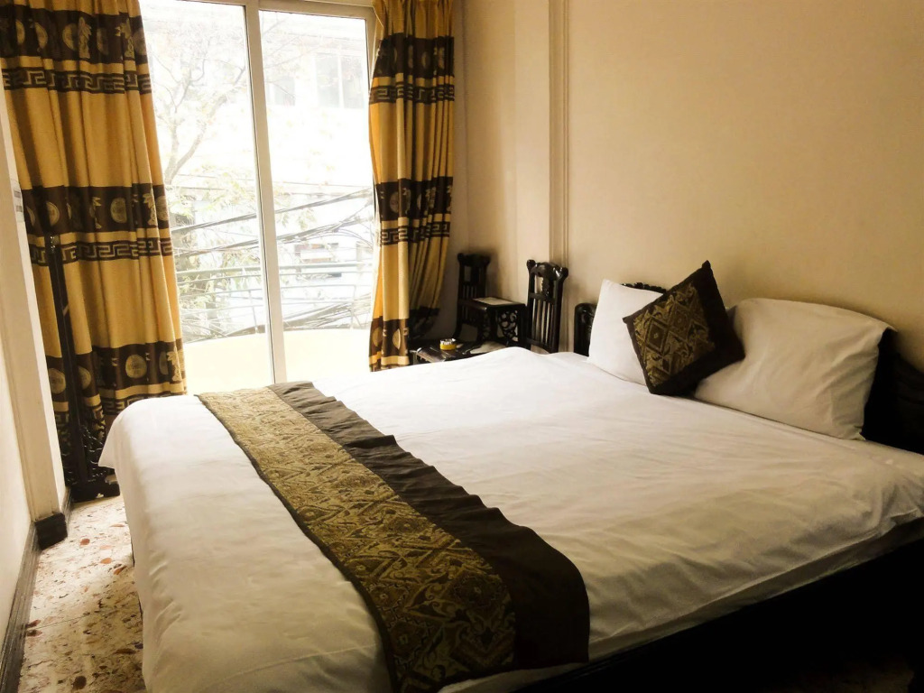 Le Petit Hotel & Travel