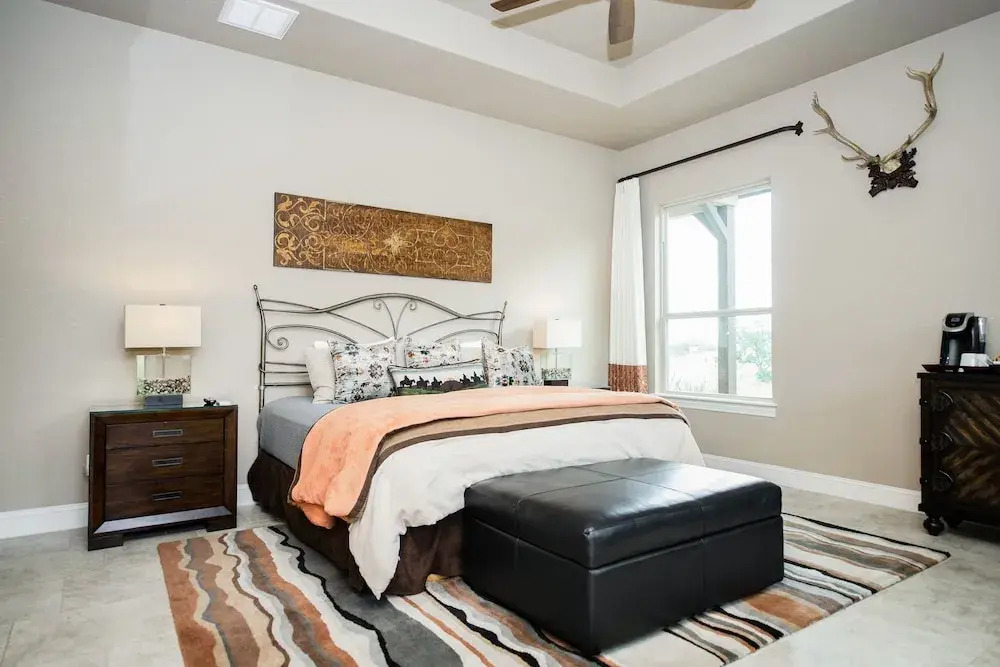 The Century Oak: 3-unit Beside Hidden Falls 4 Bedroom Home