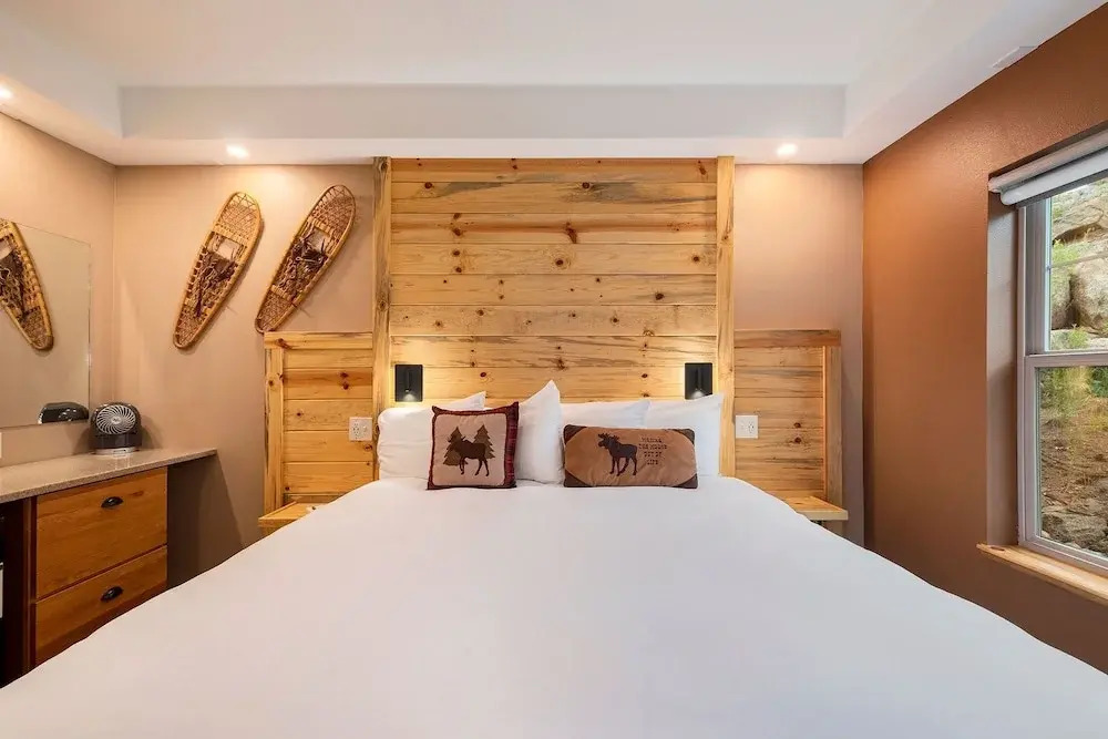 Solitude Moose Room 102 - Estes Park 1 Bedroom Studio by RedAwning