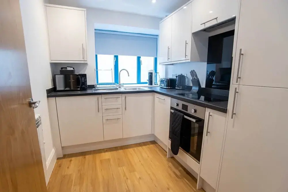 Super Luxe 2 Bed Apartment Torquay - Stunning Harbour View - Near Babbacoombe & Beach.
