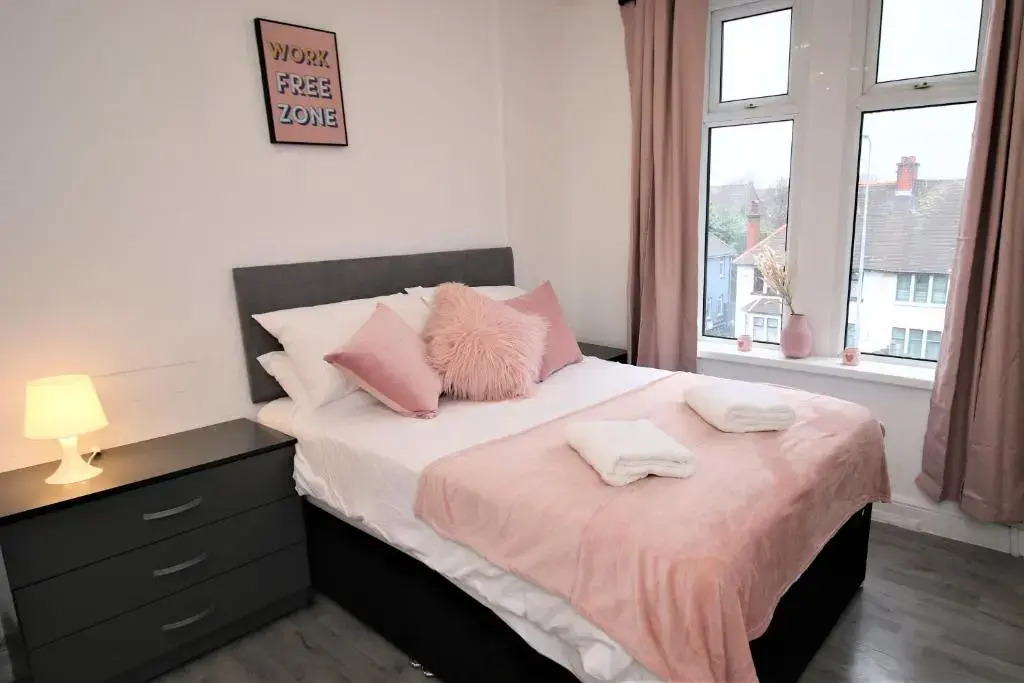 Free Local Parking - Fast WiFi - Sleeps 10 Guests by PROPERTY PROMISE