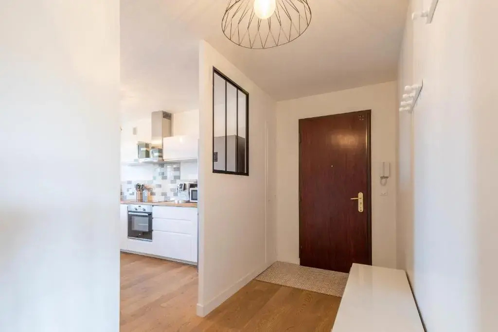 Spacious T3 apartment with a balcony near the old town