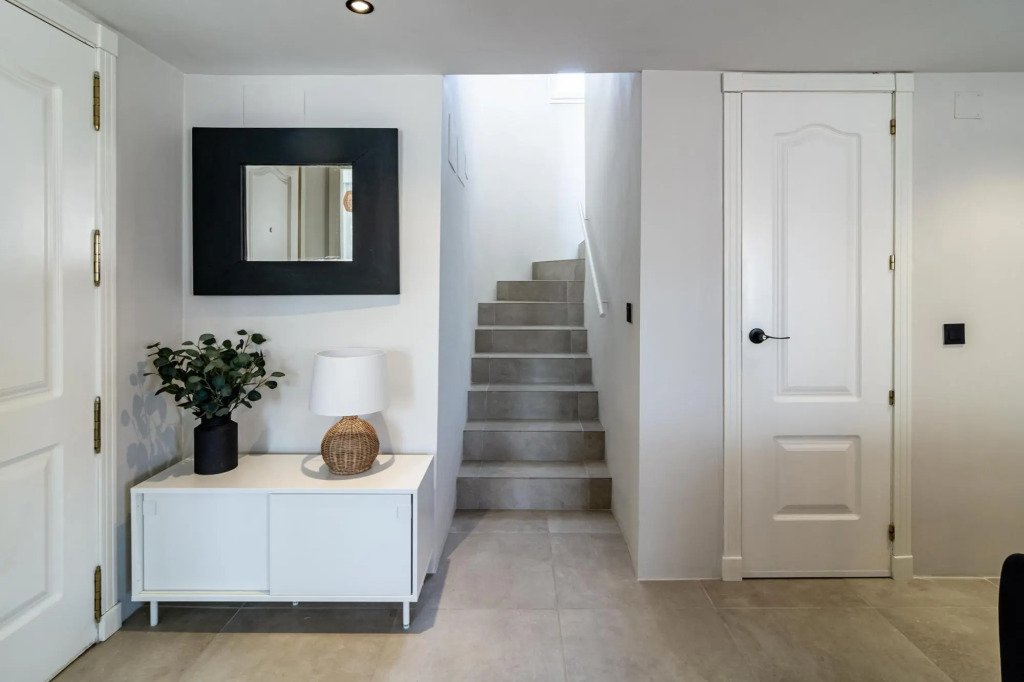 LNM17- Modern 1 bed flat, close to beach and port