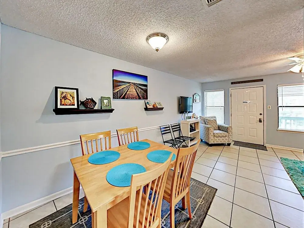 925 W Beach Seabreeze Condo - 2 Br condo by RedAwning