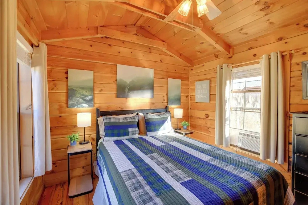 Pet-friendly Damascus Cabin w/ Deck & Mtn Views