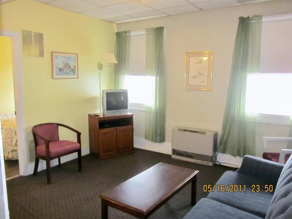 Colonial Motel Suites
