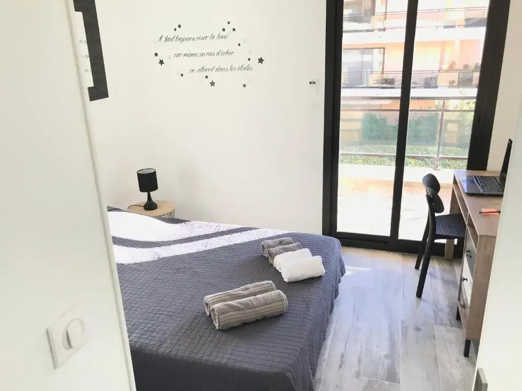 Appartement 3 pieces, refait a neuf, haut standing, piscine, mer a pieds