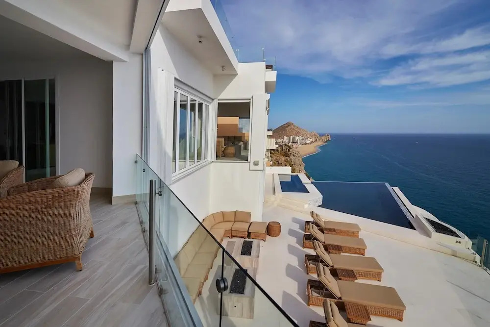 Luxurious Oceanfront Living, Minutes From Downtown: Villa Land's End