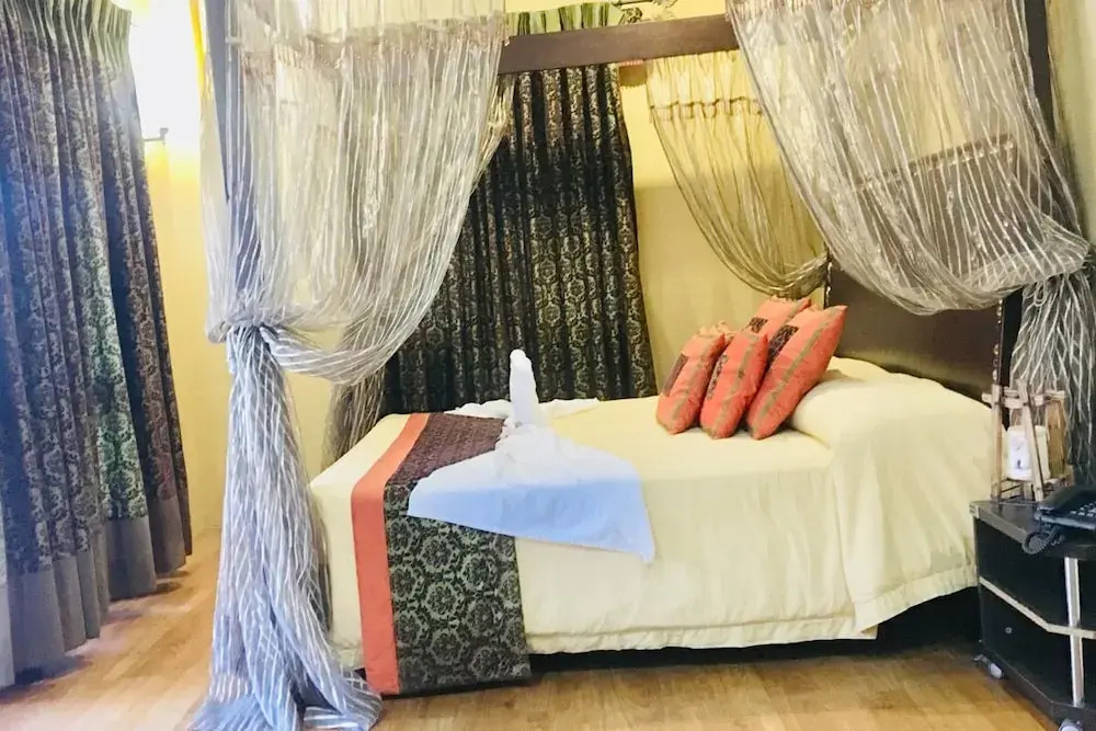 Kamayan sa Palaisdaan Hotel and Resort Quezon
