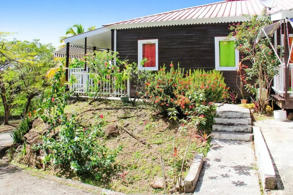 Bungalow accueillant à Bouillante avec climatisation et terrasse