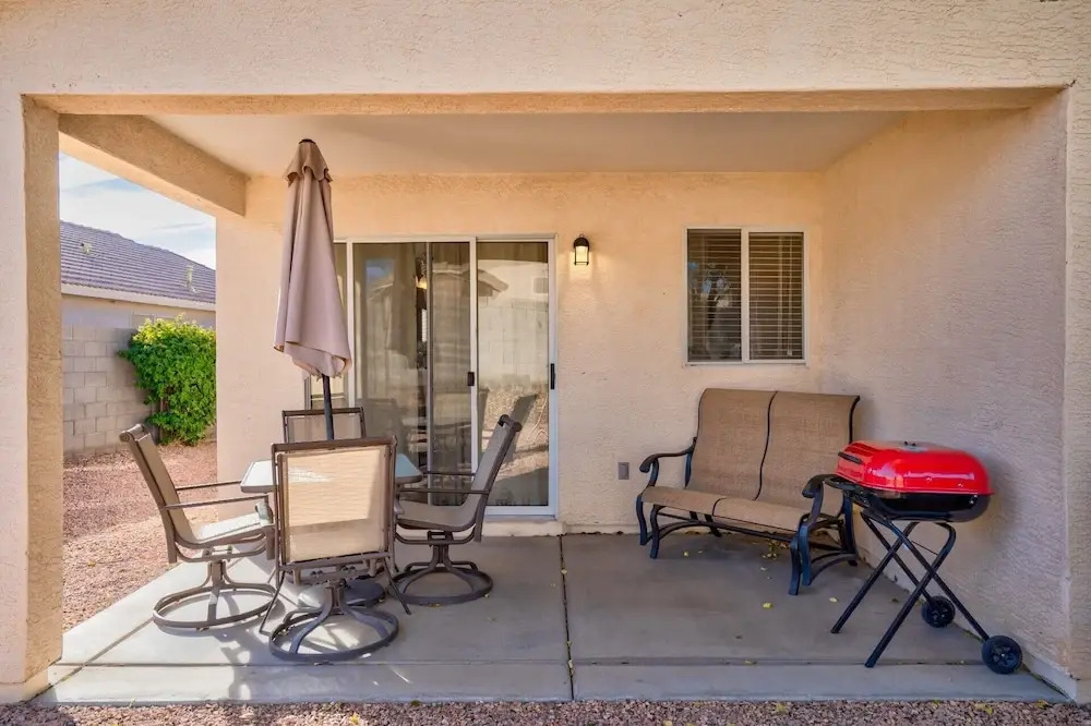 Cozy Hidden Gem - 3BR - 1Den w Backyard
