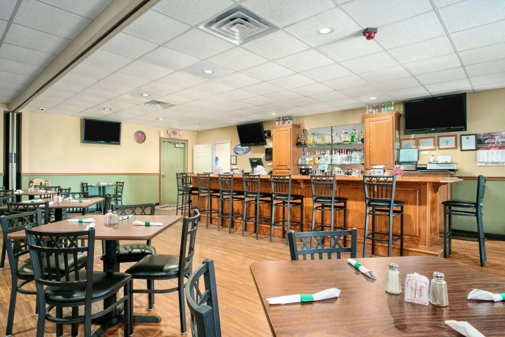 Super 8 by Wyndham Grayville