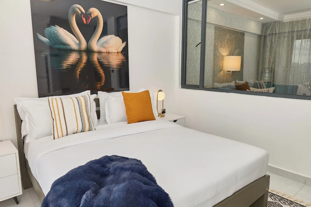 Breeze By Edmor Suites