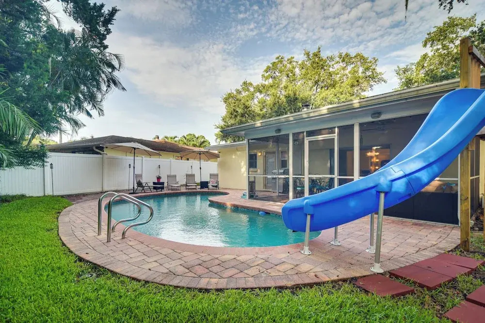 Private Pool, Slide & Treehouse: Largo Retreat