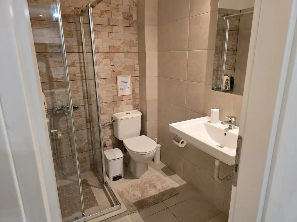 Апартаменты Spacious cosy studio w/100mbps Fiber@Home WiFi in very safe & quiet area