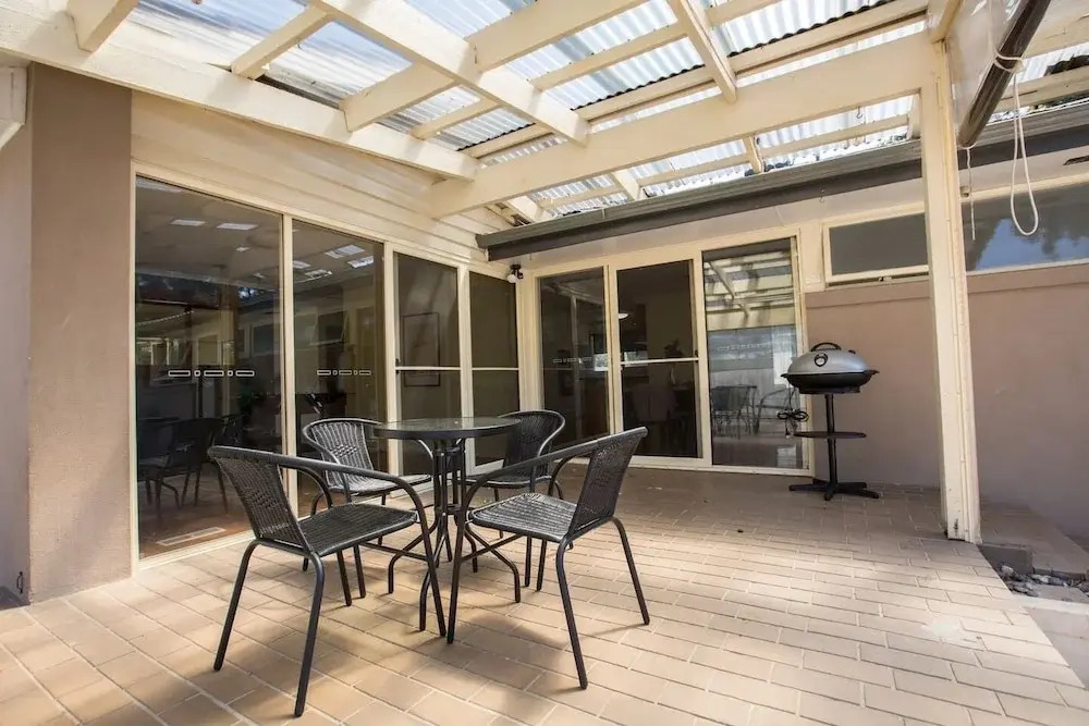 Spacious Comfortable Home in Wheelers Hill+pool
