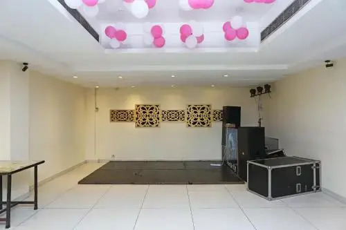OYO 13602 Hotel The Town House