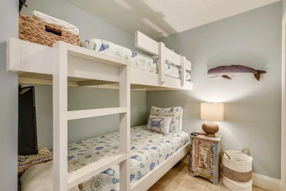 Laketown Wharf 1003, Gulf View, Sleeps 6. Free Fun! Updated! 1 Bedroom Condo by RedAwning