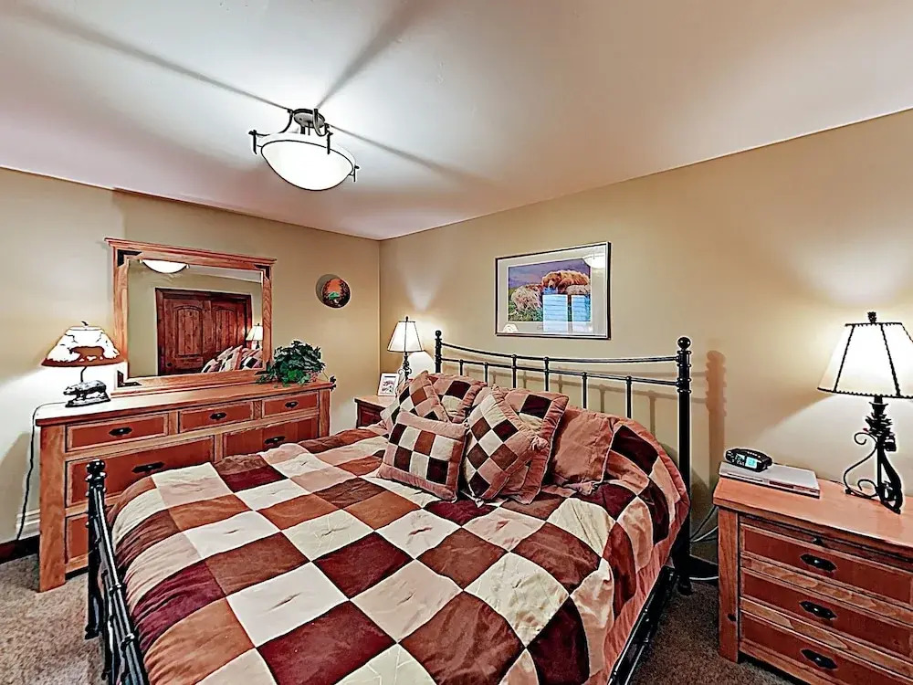 Downtown Marvel W/ Pool & Hot Tubs - Walk To Lifts! 2 Bedroom Condo