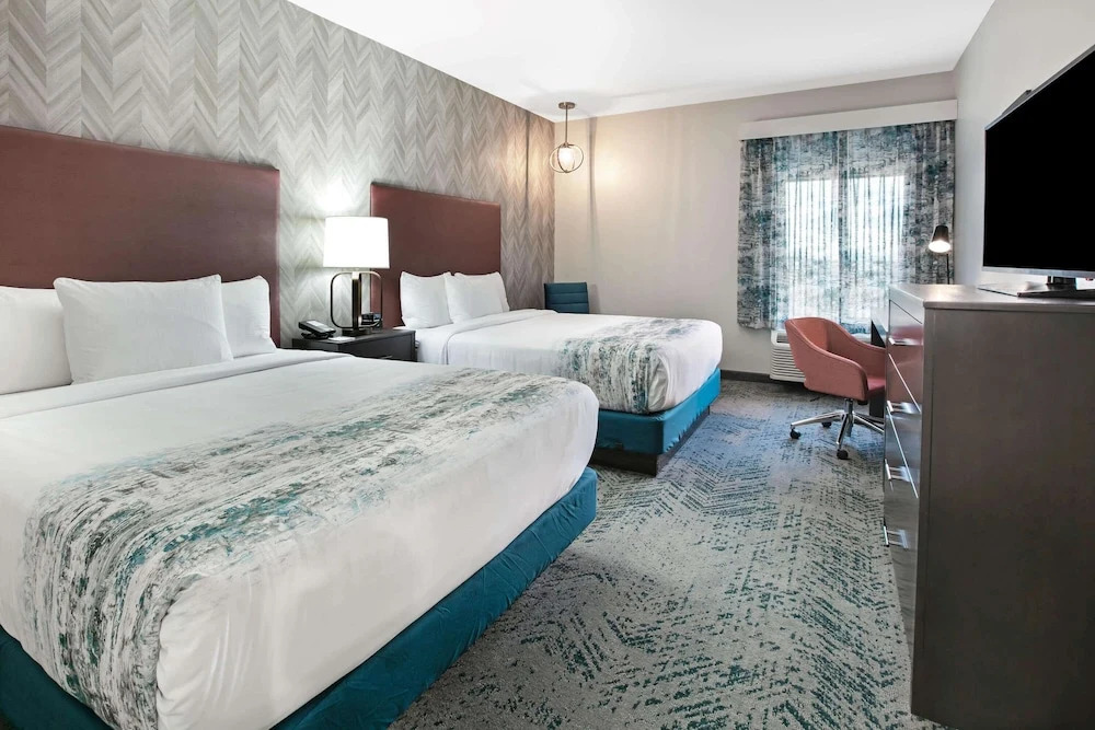 La Quinta Inn & Suites by Wyndham DFW Airport West-Glade