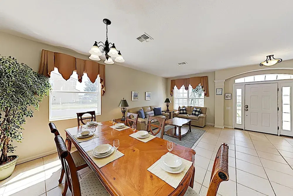 Windsor Hills Oasis: Private Pool, Spa & Game Room 6 Bedroom Home