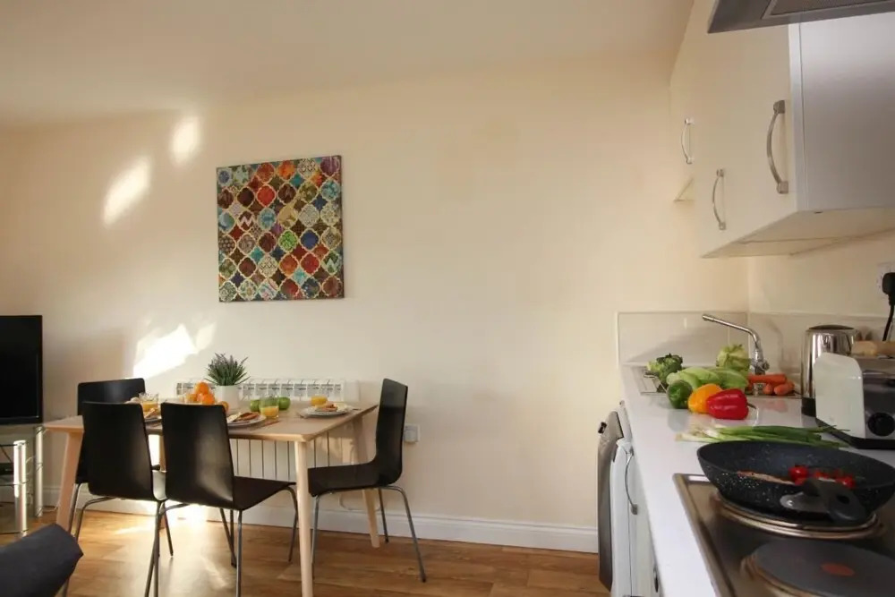 Stayzo Castle Penthouse 17 - A Clean Fresh Modern Apartment With Free Wi-fi