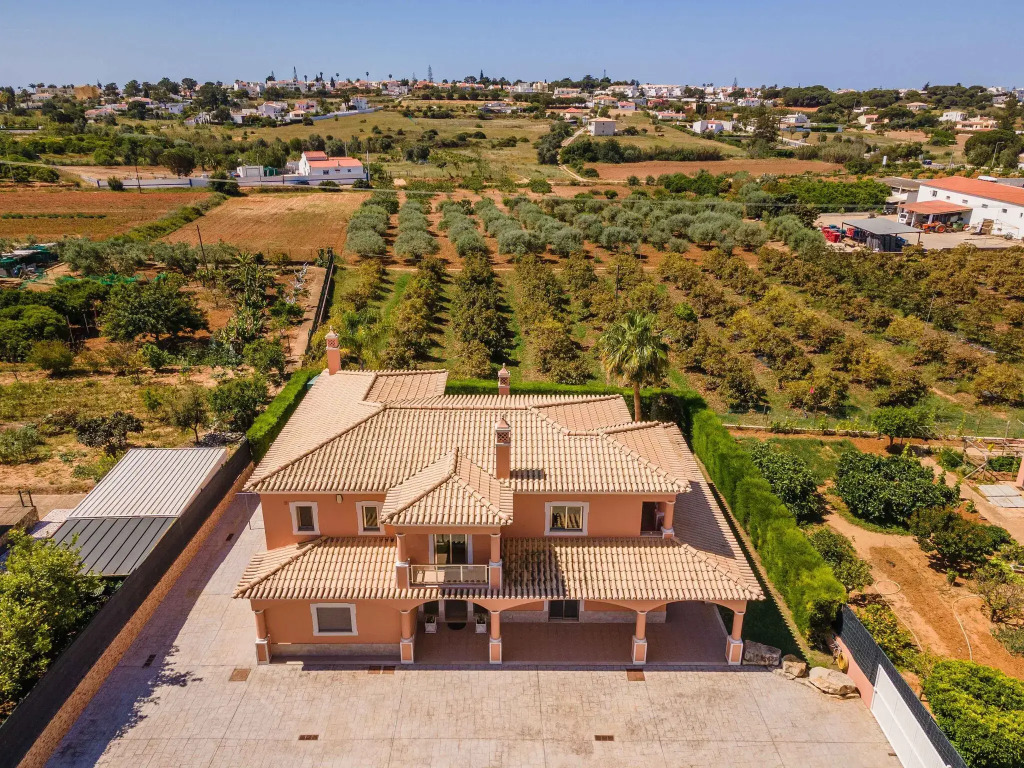Spacious villa in Albufeira with private pool