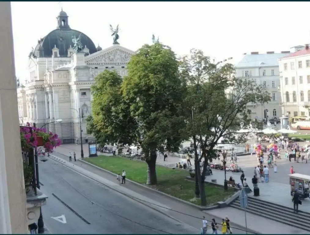 Площа Соборна вул.Івана Франка 4