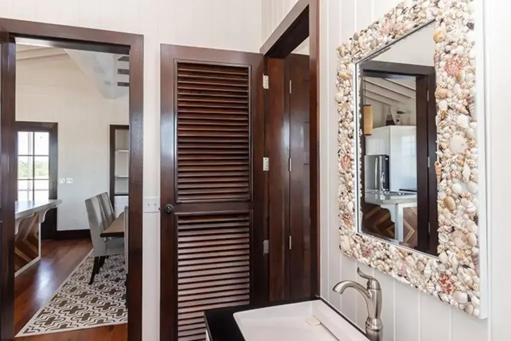 Athena's Mahogany House by the Bay 4 Bedroom/2 Bathroom