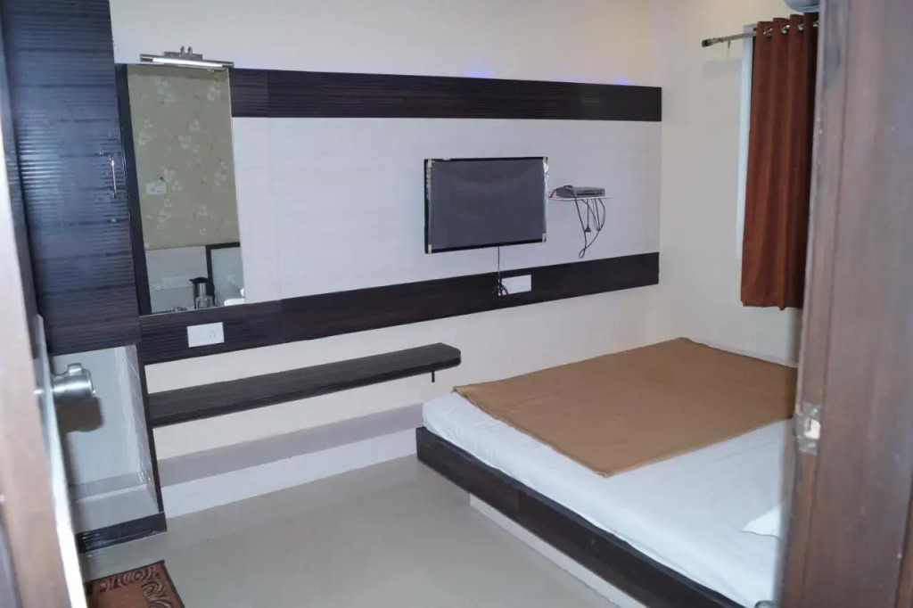 Shree Akshar Restaurant and Hotel