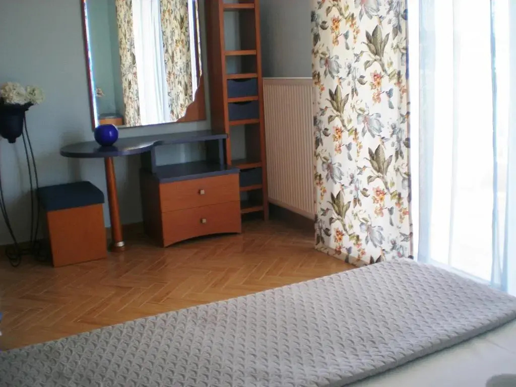 Nikolas & Anezina house