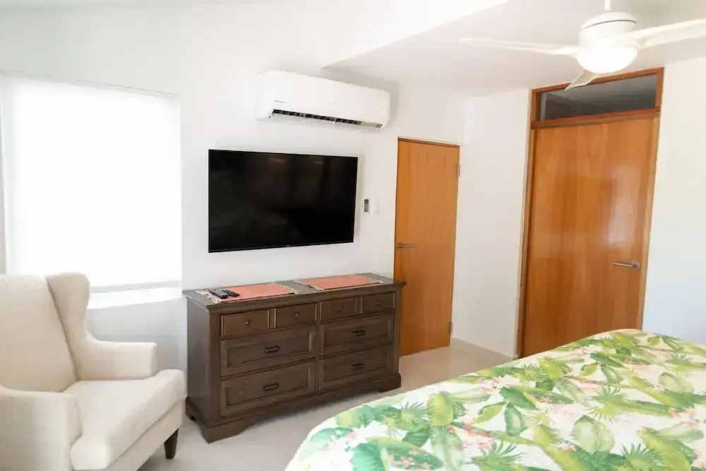 Newly Remodeled Townhouse w Private Pool Sc40
