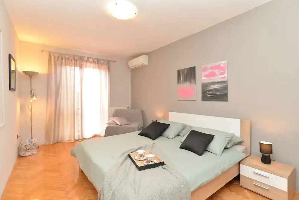 Apartment 843