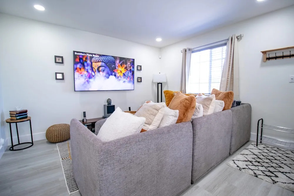 Good Vibes Oasis- Cozy Townhome With Parking