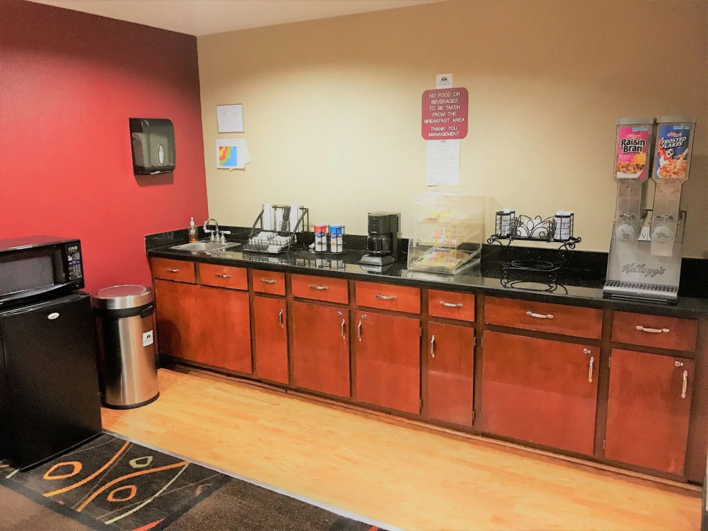HomeTown Inn & Suites