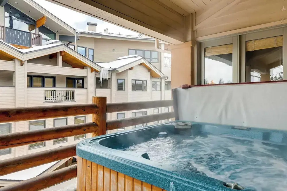 7 Condos, Ski-in/ski-out + Hot Tubs Sleeps 30 Mont Cervin by Avantstay