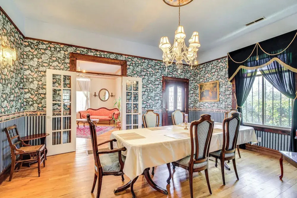 < 1 Mi to Downtown Abq: Historic Manor w/ Patio!