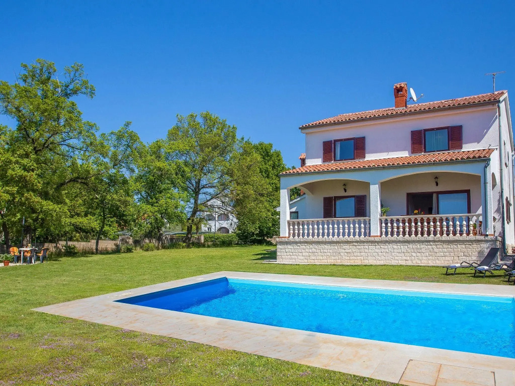 Lovely villa with a large garden, a private pool and panoramic view