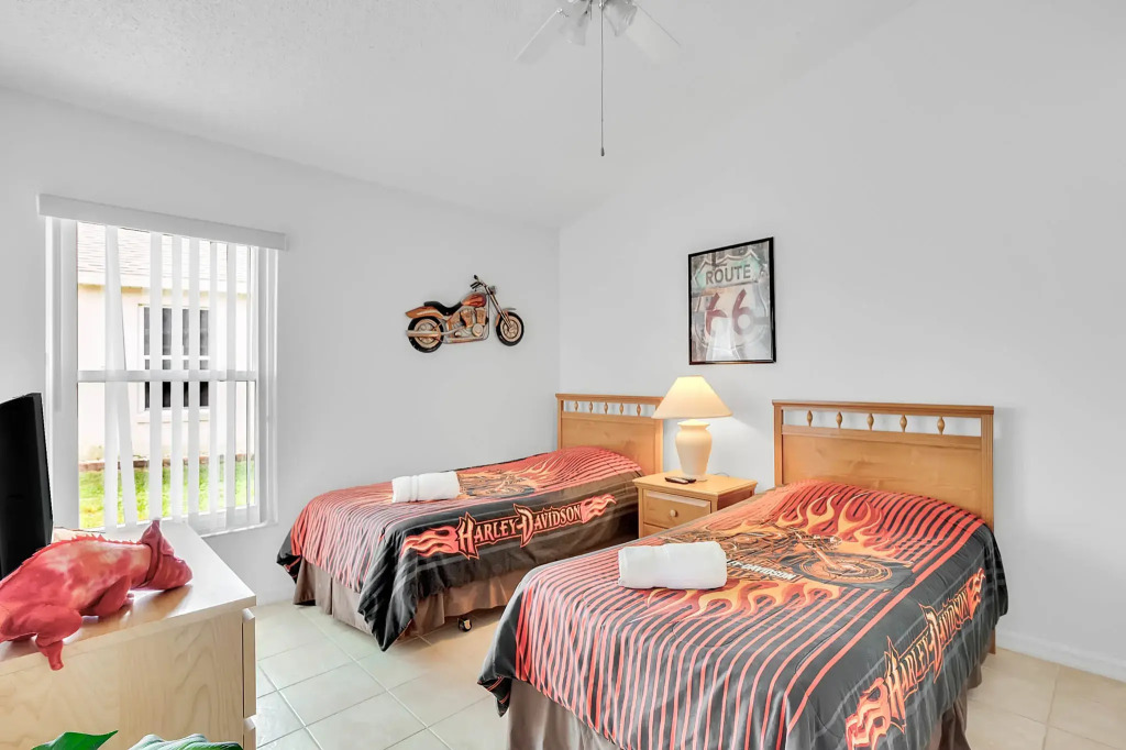 IC2539OL - 4 beds pool home - Water view