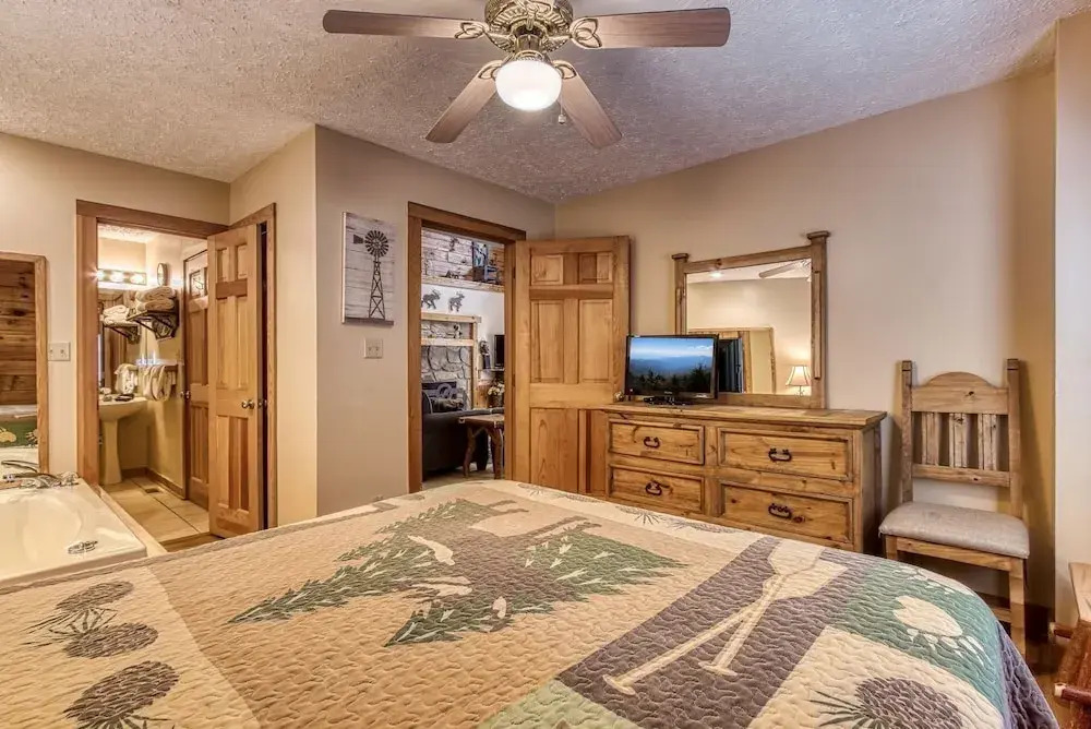 ER13 - Moose Manor Great location - Close to town! cabin