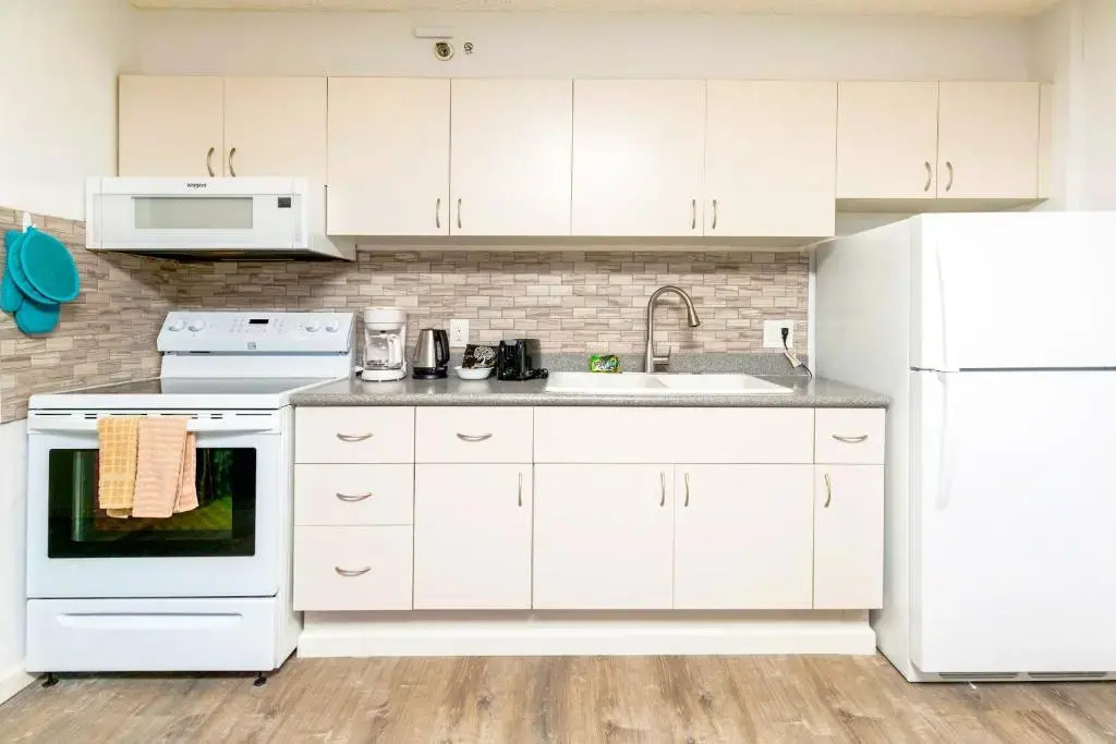 Beautiful 24th Floor Condo with AC - WiFi, Parking - Short Walk to Beach