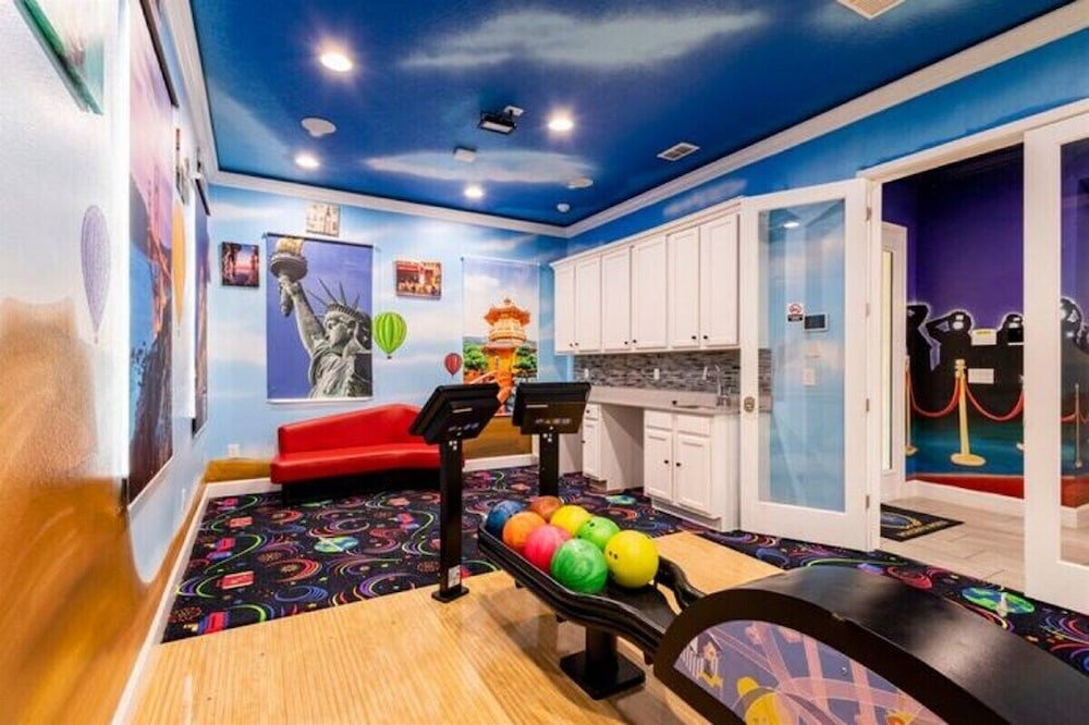 2413-12-rd-famous World Cities Themed Bowling Home
