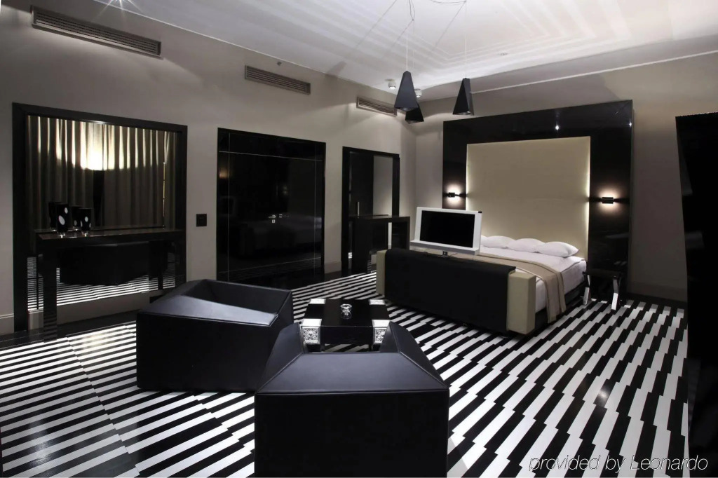 Hotel Blow Up Hall 5050