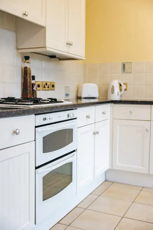 Cottage in Netley Hall With Lush Gardens