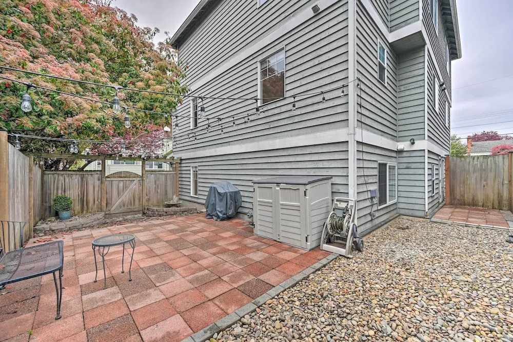 Pet-friendly Seattle Townhome < 1 Mile to Lake!